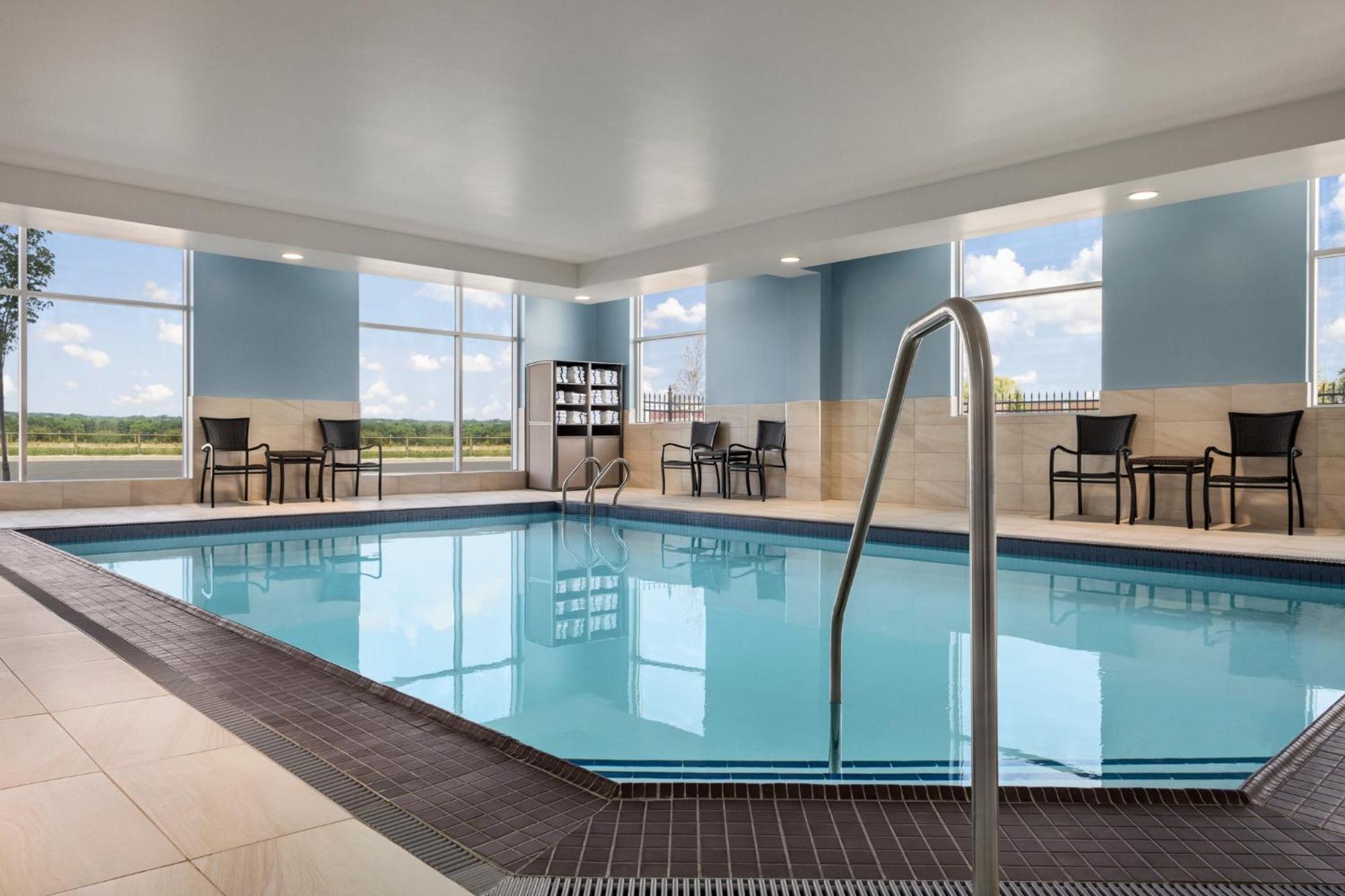 Holiday Inn Express - Strathroy By Ihg Екстер'єр фото
